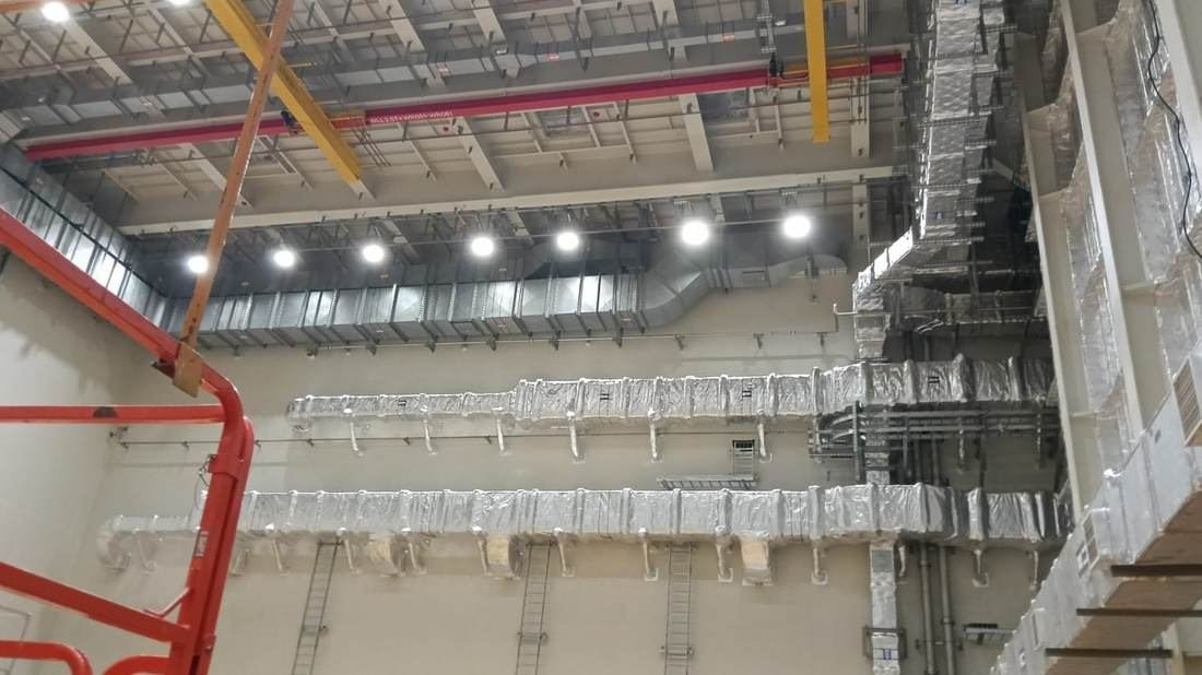 Large-section rectangular ductwork and transitions installed at high level in an industrial hall